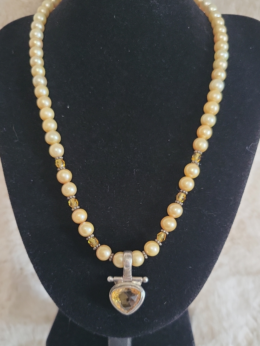Vintage Genuine Pearl Necklace With A Large Golden Topaz Stone And Topaz Details - Picture 4 of 4